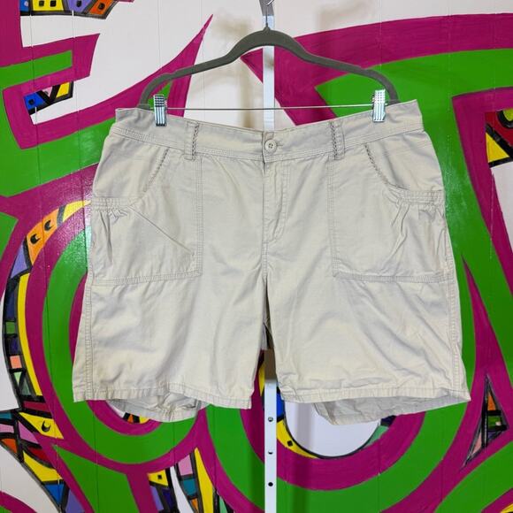 Riders by Lee. Women's Beige Shorts. Size 18W. In excellent condition! - Picture 1 of 6